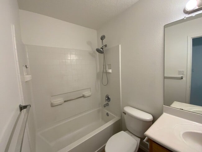 Building Photo - 3 Bedroom Single Story Home Available Near...