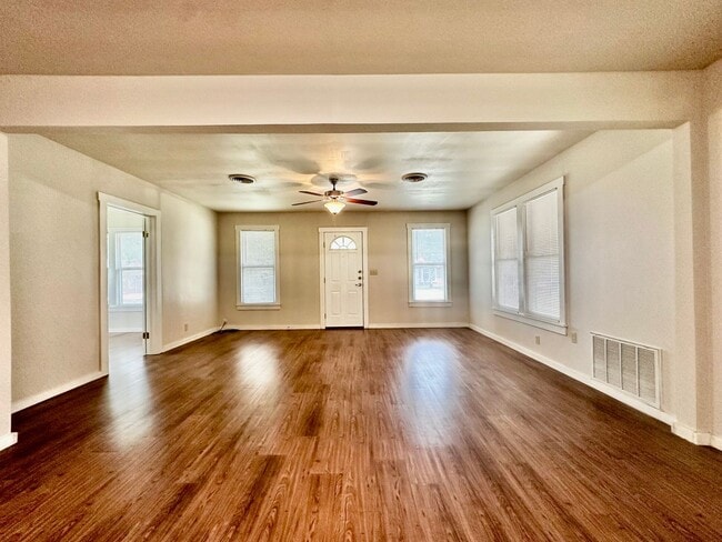 Building Photo - 3/1 with Spacious Yard