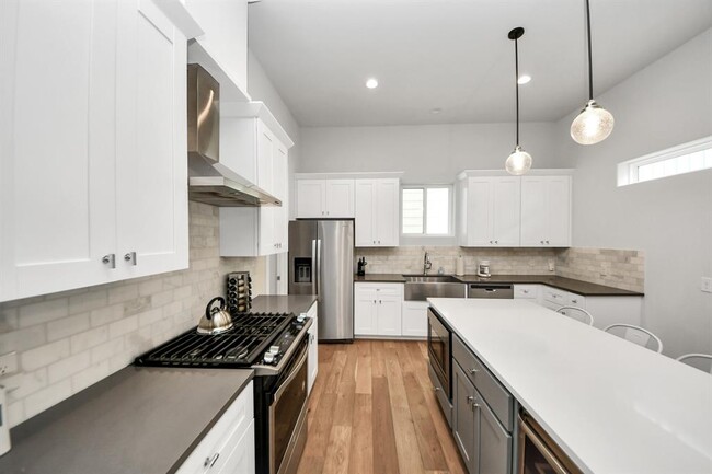 Building Photo - 1223 W 16th St