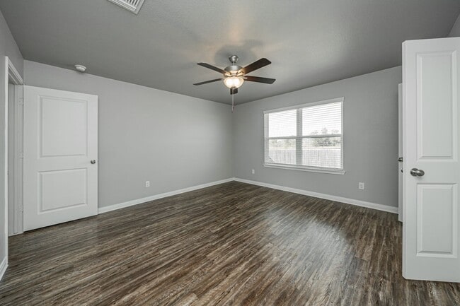 Building Photo - Bright & Cozy Home
