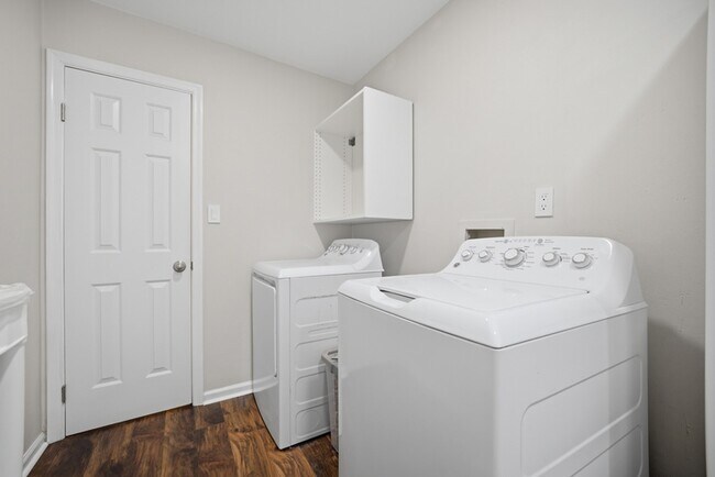 Building Photo - 2252 Newstead Dr