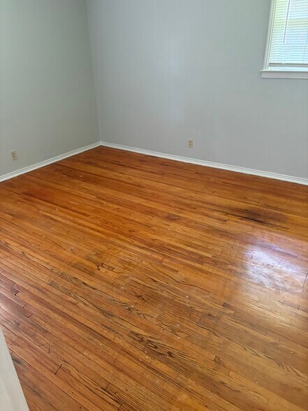 Building Photo - 2602 Oakwood Ave