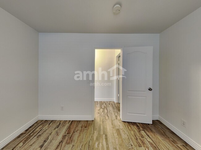 Building Photo - 8135 W Deanna Dr