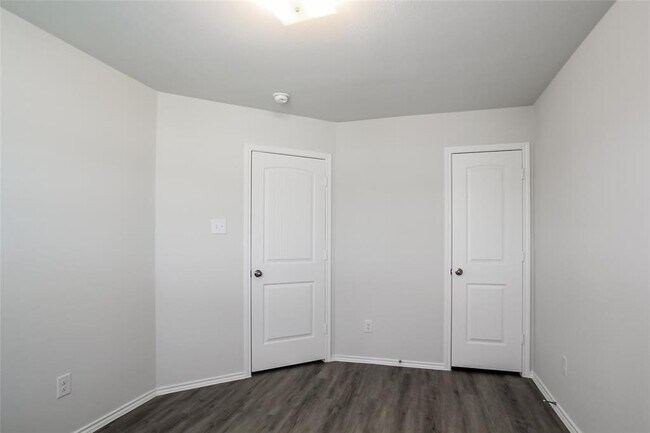 Building Photo - 8807 Red Oak Dr