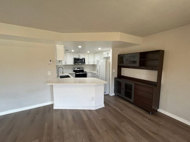 Building Photo - 5402 Villas Dr