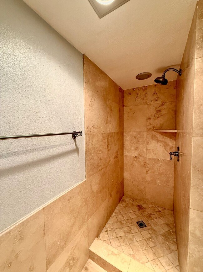 Building Photo - Riviera Gardens - LONG TERM - Unfurnished 2BR