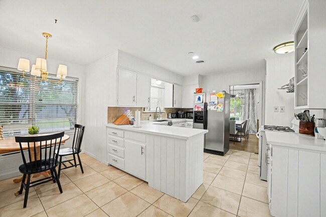 Building Photo - 6267 Chevy Chase Dr