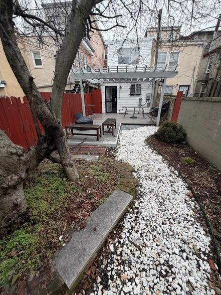 Building Photo - 1328 W Lombard St