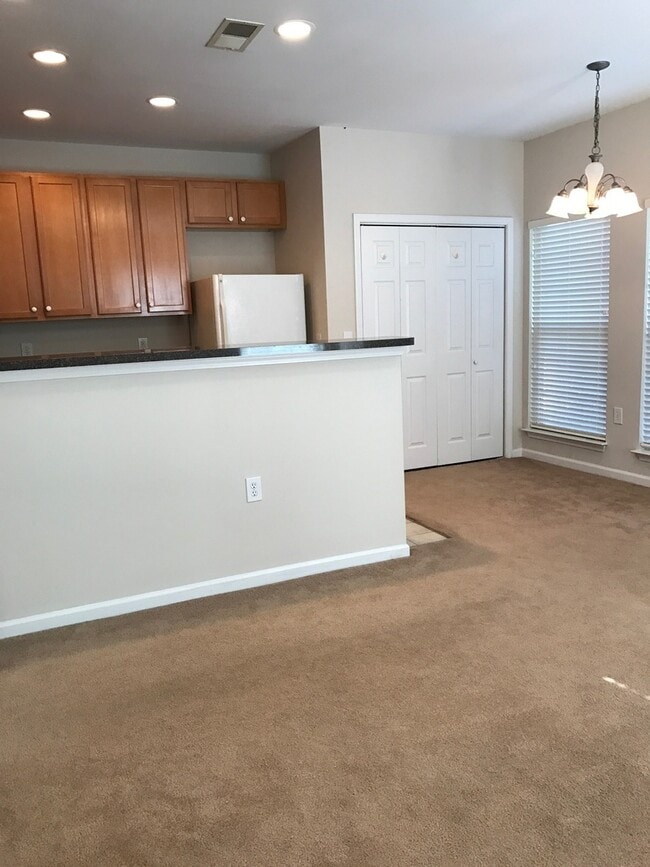 Building Photo - Adorable 1 bedroom 1 bath condo with garag...