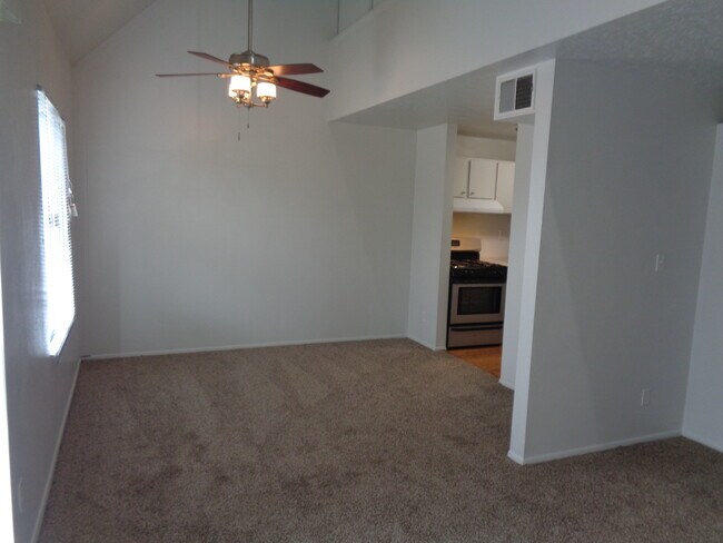 Building Photo - 495 E Creekside Cir