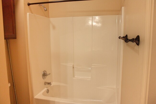 Building Photo - Charming Quad Located On Cul-De-Sac East o...