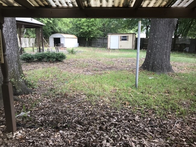 Building Photo - 3/2/2 Fenced yard Pet FRIENDLY