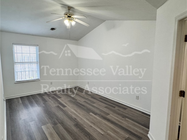 Building Photo - Charming 2 Bed, 2 Bath Townhouse in Knoxvi...