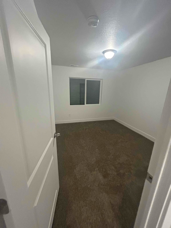 Building Photo - 695 Butte Ln
