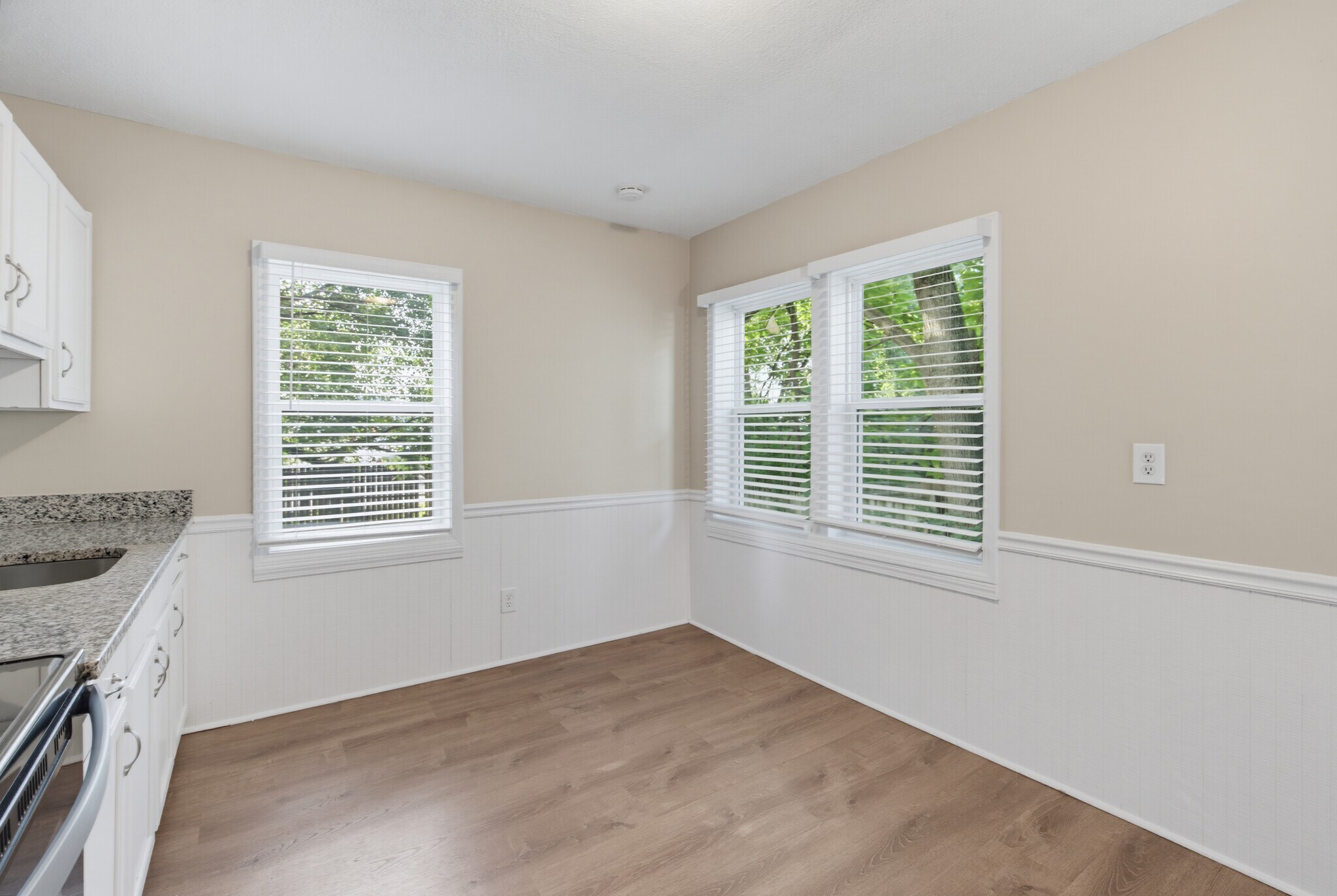 Building Photo - 4015 Valley View Dr