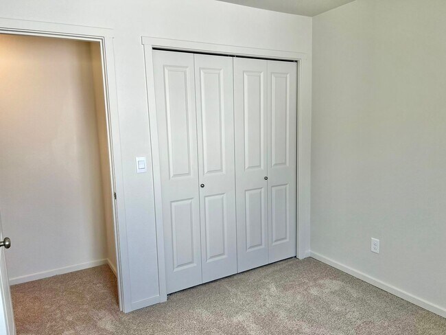 Building Photo - FREE RENT!! NEARLY NEW  HOME IN EZ LIVING ...