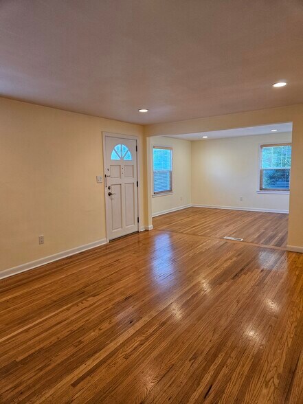 Living and office area - 1427 27th Ave