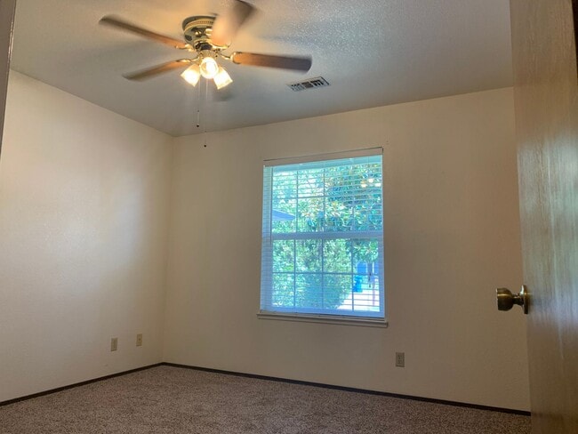 Building Photo - Make this your new home!