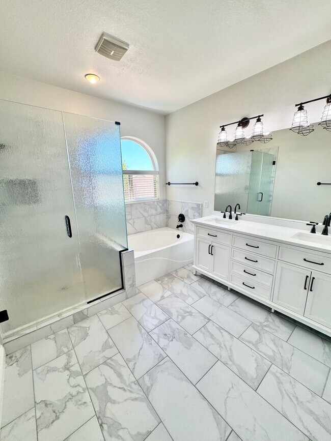 Building Photo - Pristine Single Level 3 Bedroom Home In The Sought After Gated Lagos Vistoso Community in Chandler!