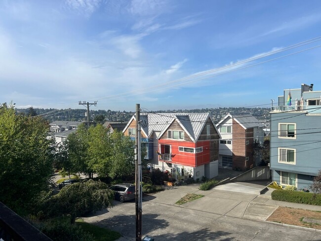 Building Photo - Spacious Fremont 2BR/1BA, split level with private balcony, recently remodeled kitchen!