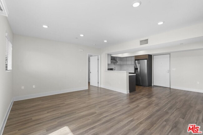 Building Photo - 5030 Rosewood Ave