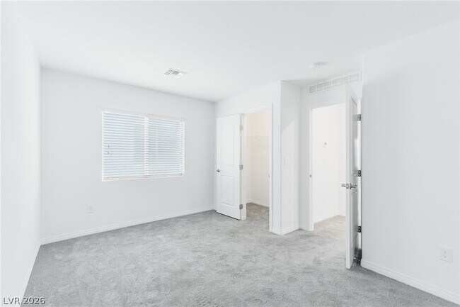 Building Photo - 638 Great River Ave