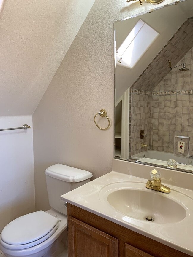 Building Photo - 2 Bedroom Country Home in Hollister