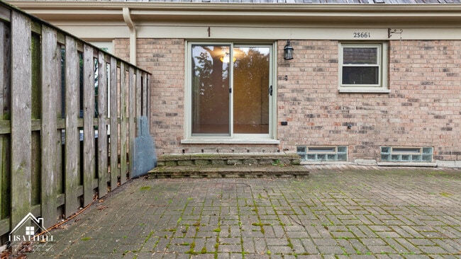 Building Photo - 2S661 Ave Normandy W