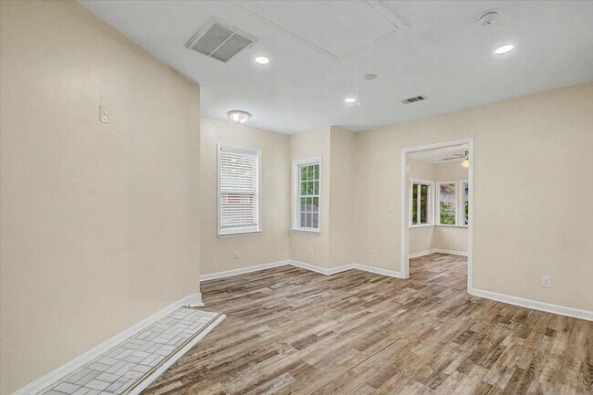 Building Photo - Downtown 2 bedroom Condo