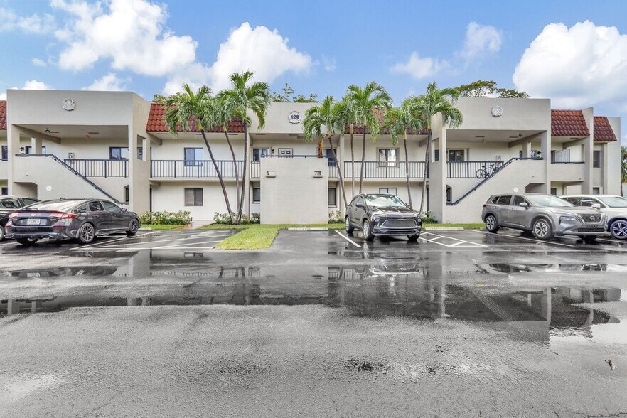 Building Photo - 120 NW 70th St