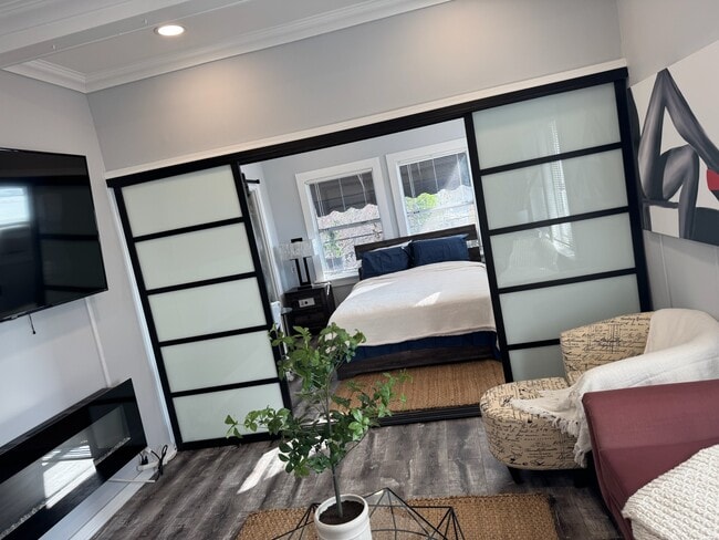 Building Photo - 5919 Lexington Ave