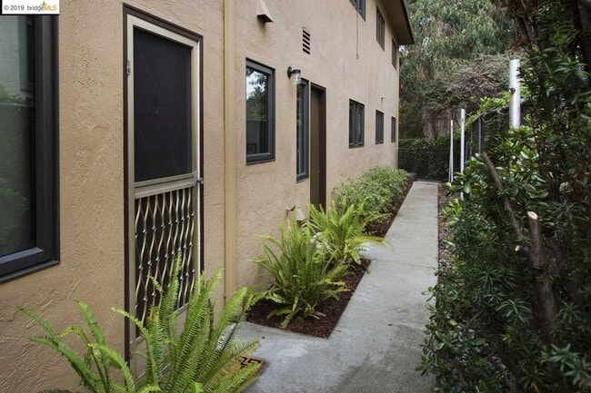 Building Photo - Secluded Rockridge 2BD | Parking Included | Near BART, Shops & Dining