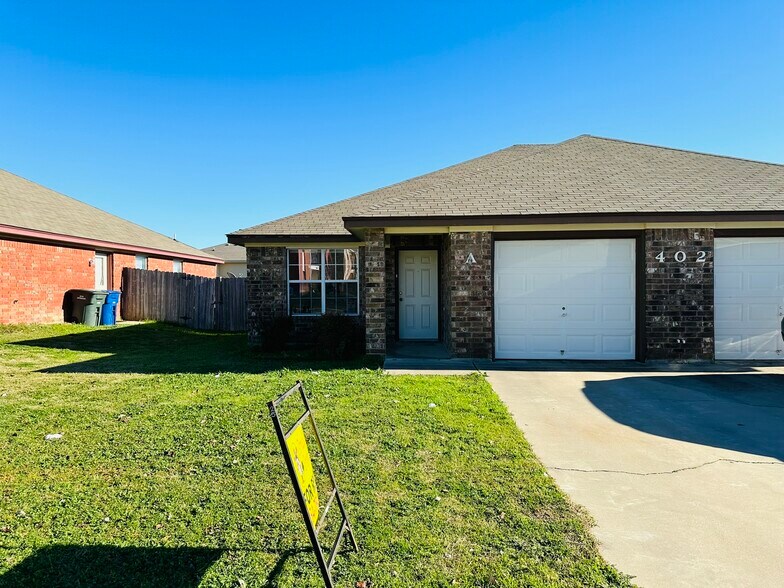 Building Photo - 402 Primrose Dr
