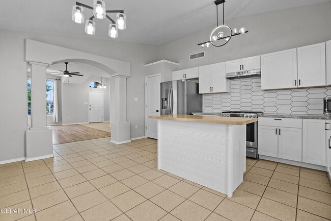 Building Photo - 10039 Paloma Dr
