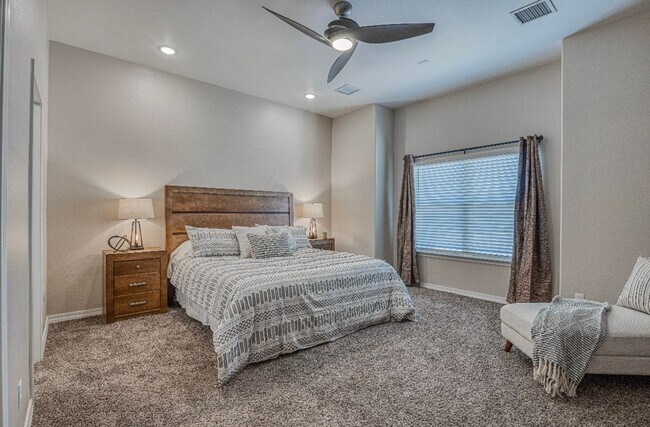 Building Photo - Eastside area for  Short or Long Term Rental(Completely Furnished) Beautiful 4 bed/2.5 baths