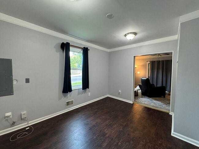 Building Photo - Charming 2 Bed 1.5 Bath Single Family Home...