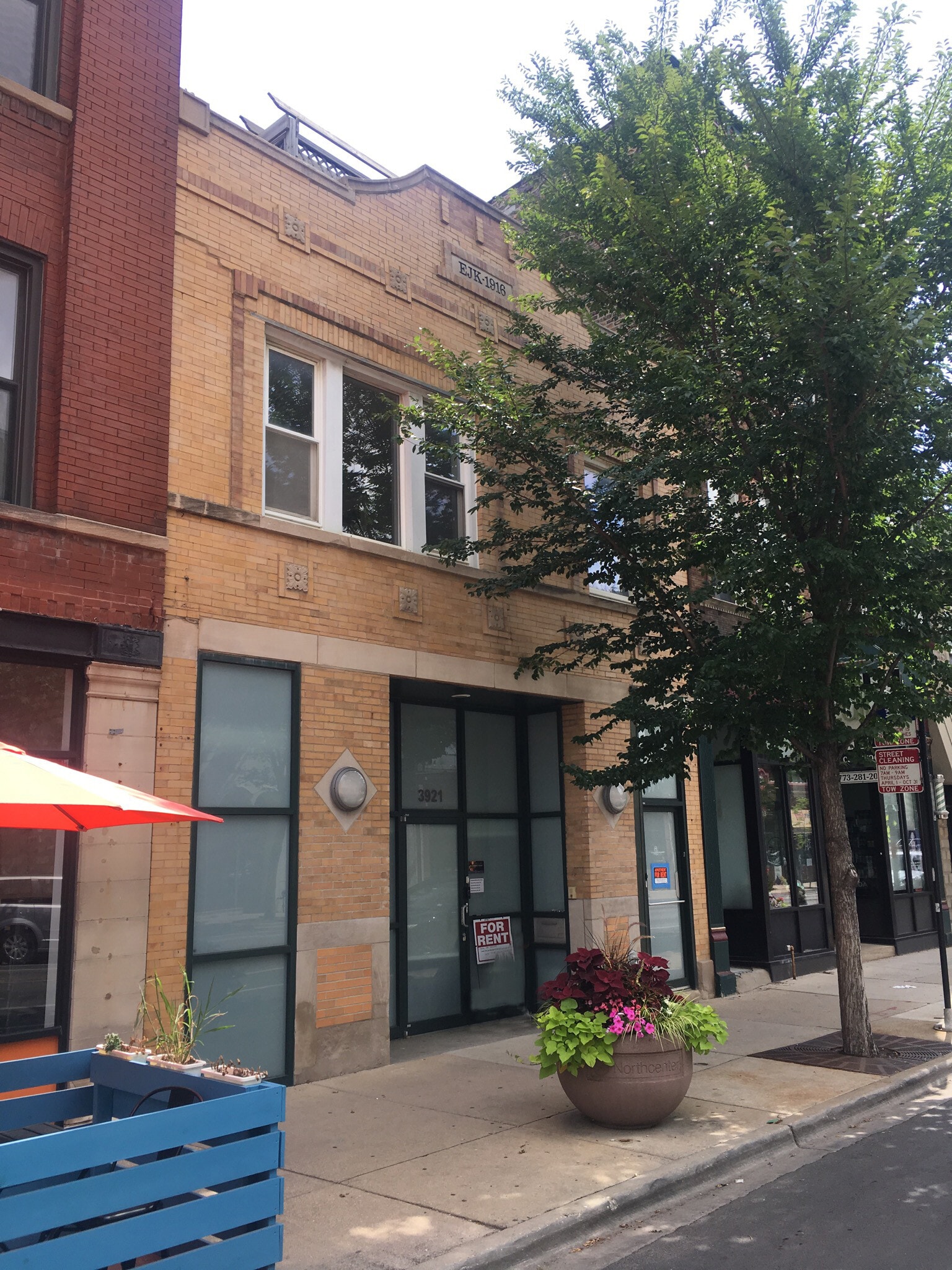 Building Photo - 3921 N Lincoln Ave