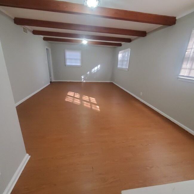 Building Photo - 3631 Royal Crest Dr
