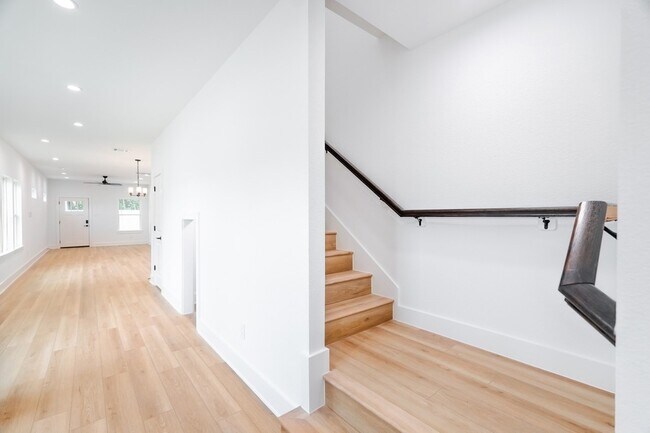 Building Photo - 7903 Sunnyhill St