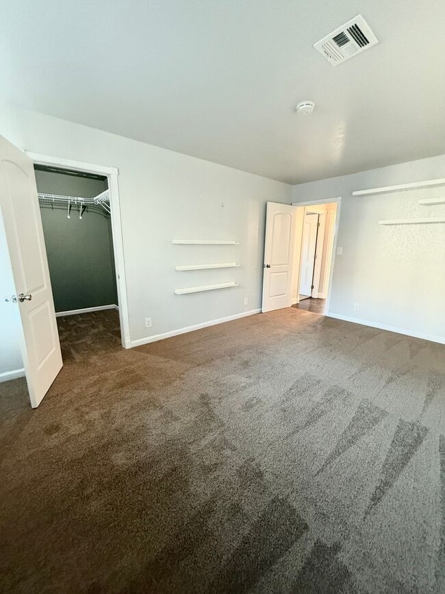 Building Photo - Beautiful 3 Bedroom 2 Bath Single Family Home AVAILABLE NOW!!