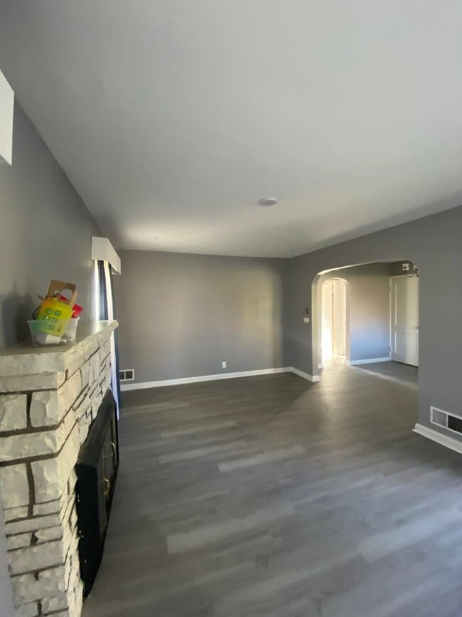 Building Photo - College Hill Rental Available NOW!