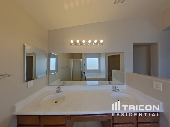 Building Photo - 17679 N Avelino Dr