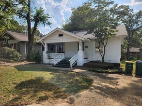 Building Photo - This Hillcrest Bungalow is just what you w...