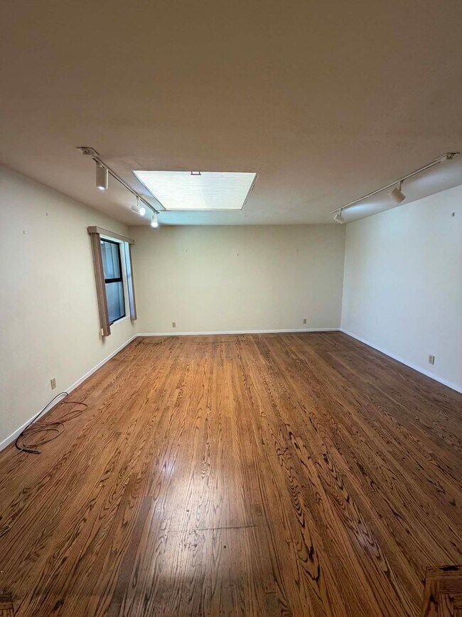 Building Photo - 775 Hillcrest Way