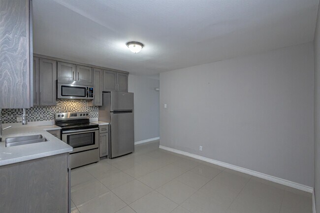 Building Photo - 1001 Castle Heights Dr