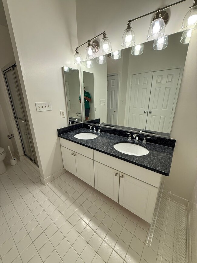 Building Photo - Beautiful 3 bed/3.5 Bath in ideal location!