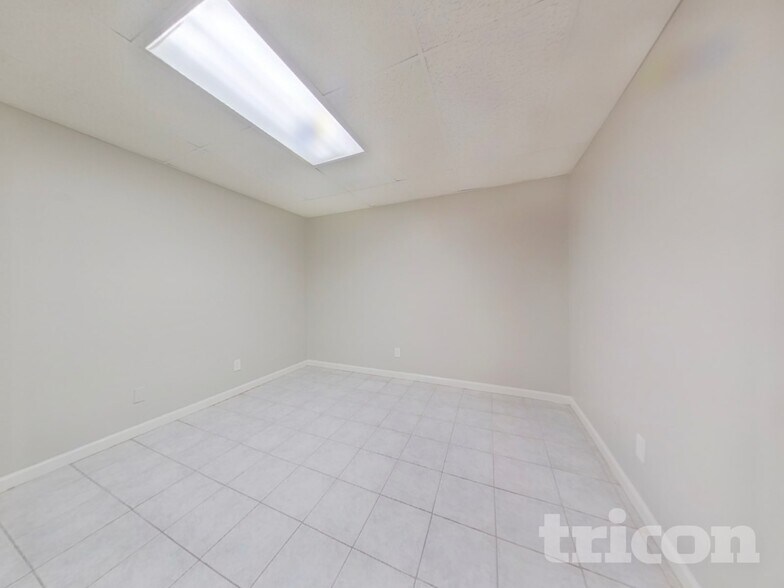 Building Photo - 172 N White Pines Dr