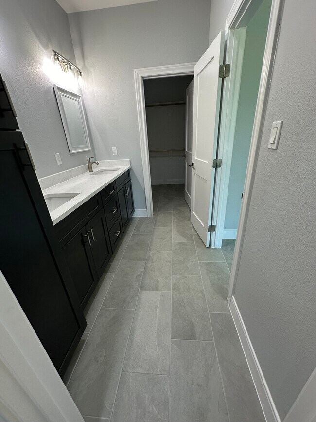 Building Photo - 136 Breezeway Dr