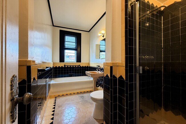 Building Photo - 1314 Hayworth Ave