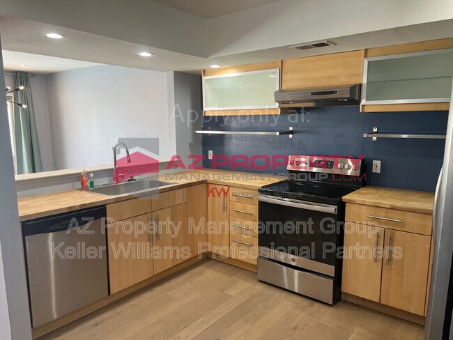 Building Photo - 1653 E Villa Maria Dr